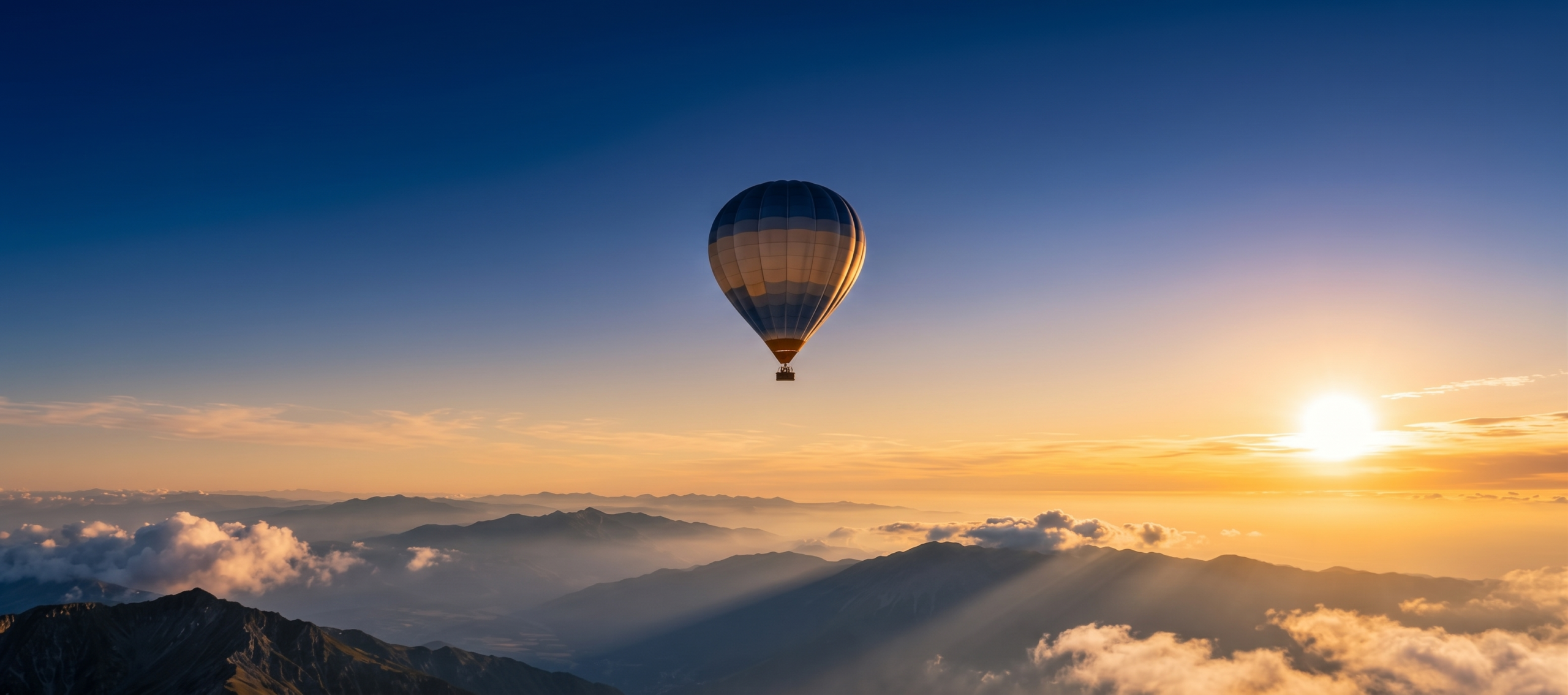 Montgolfière au-dessus des nuages